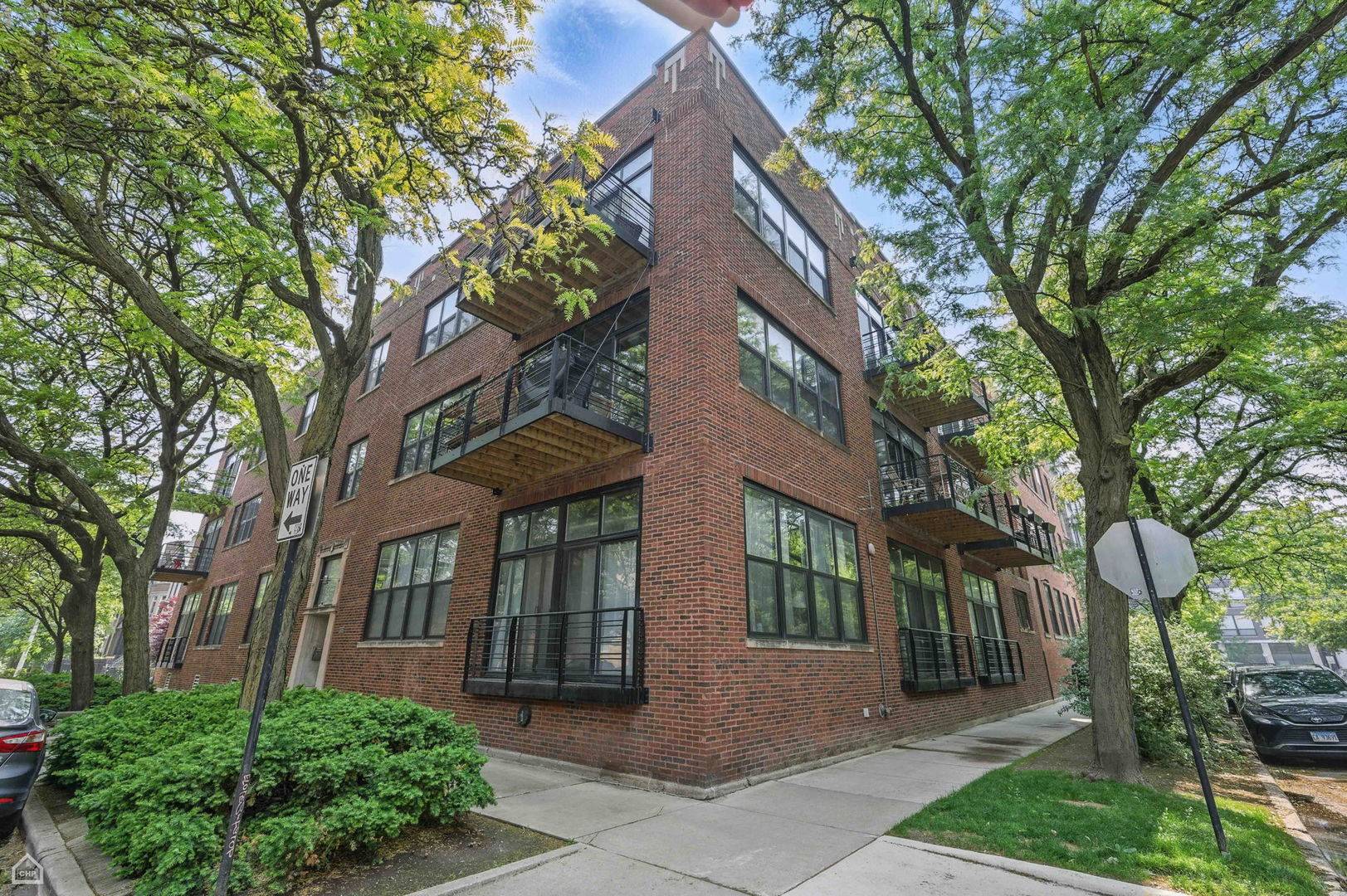 Chicago, IL 60647,1670 N Claremont AVE #109
