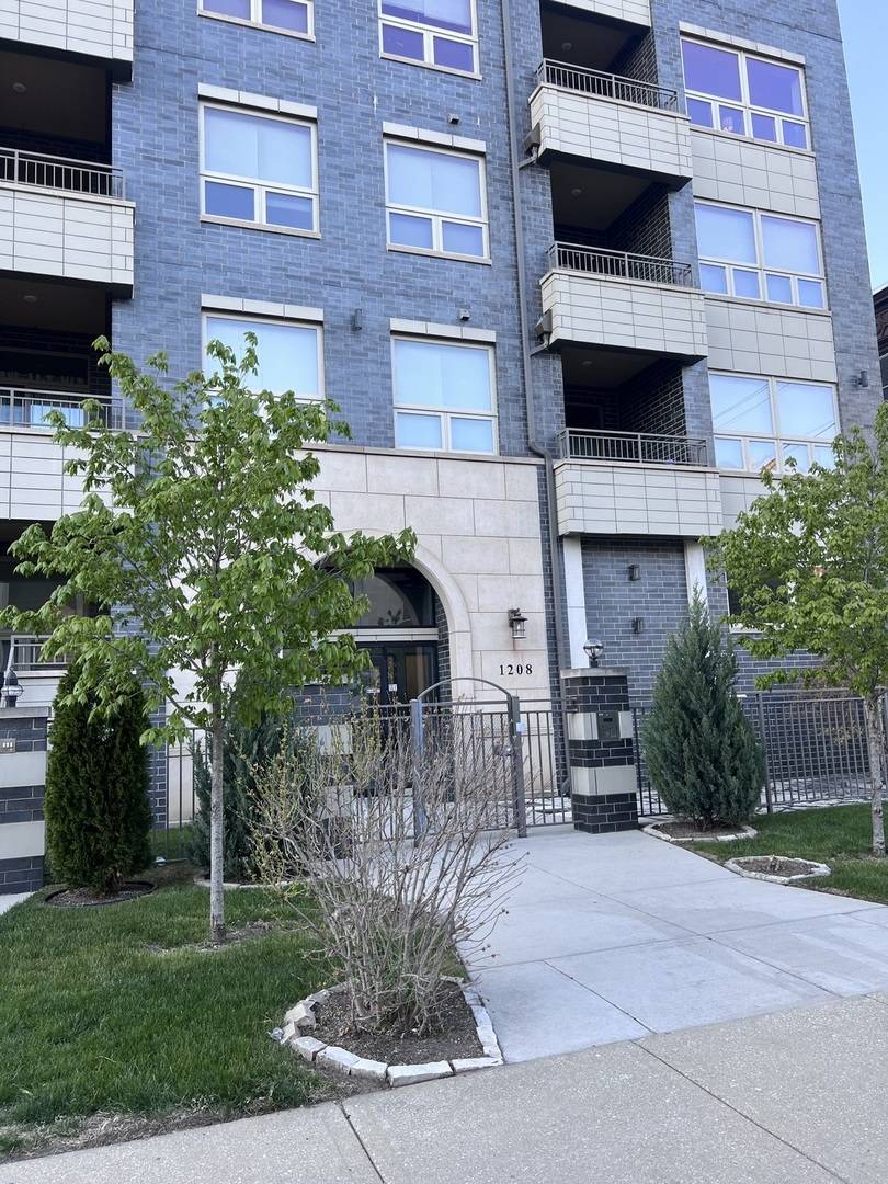Chicago, IL 60637,1208 E 64th ST #2A