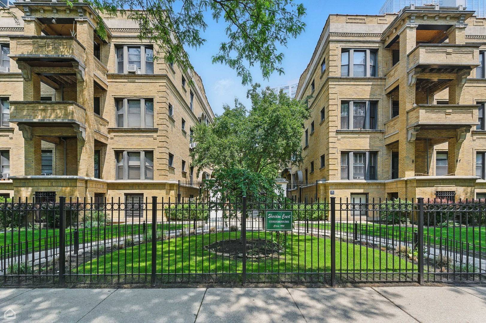 Chicago, IL 60613,726 W SHERIDAN RD #3S