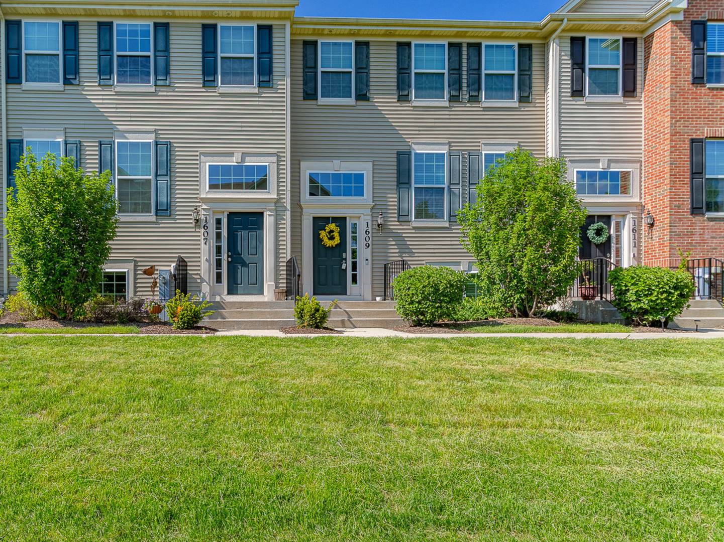 South Elgin, IL 60177,1609 Deer Pointe DR #1609