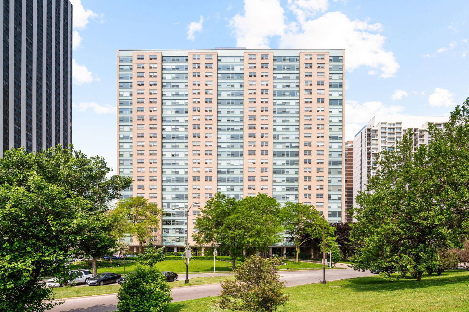 Chicago, IL 60657,3180 N Lake Shore DR #8A