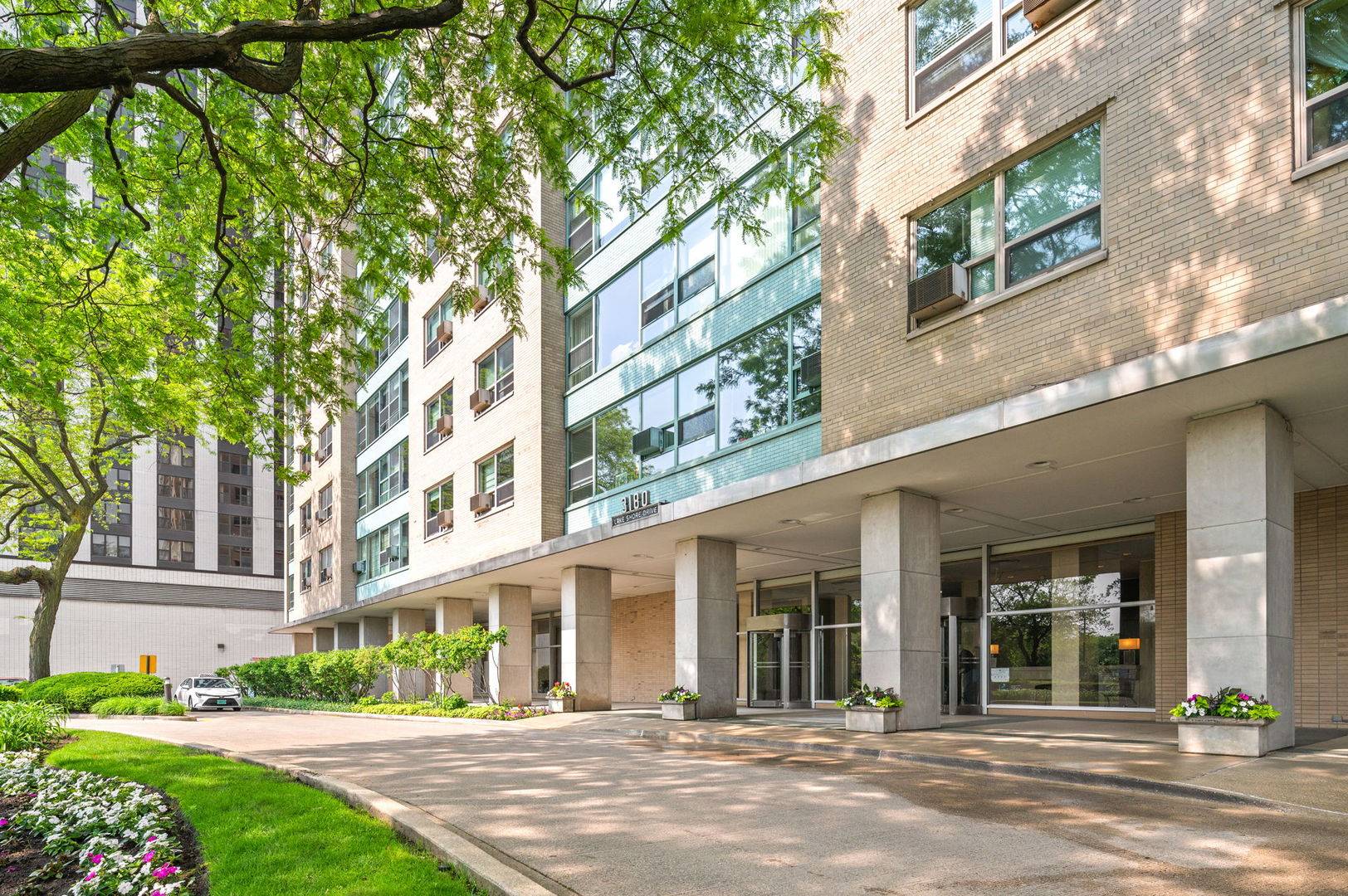 Chicago, IL 60657,3180 N Lake Shore DR #8A