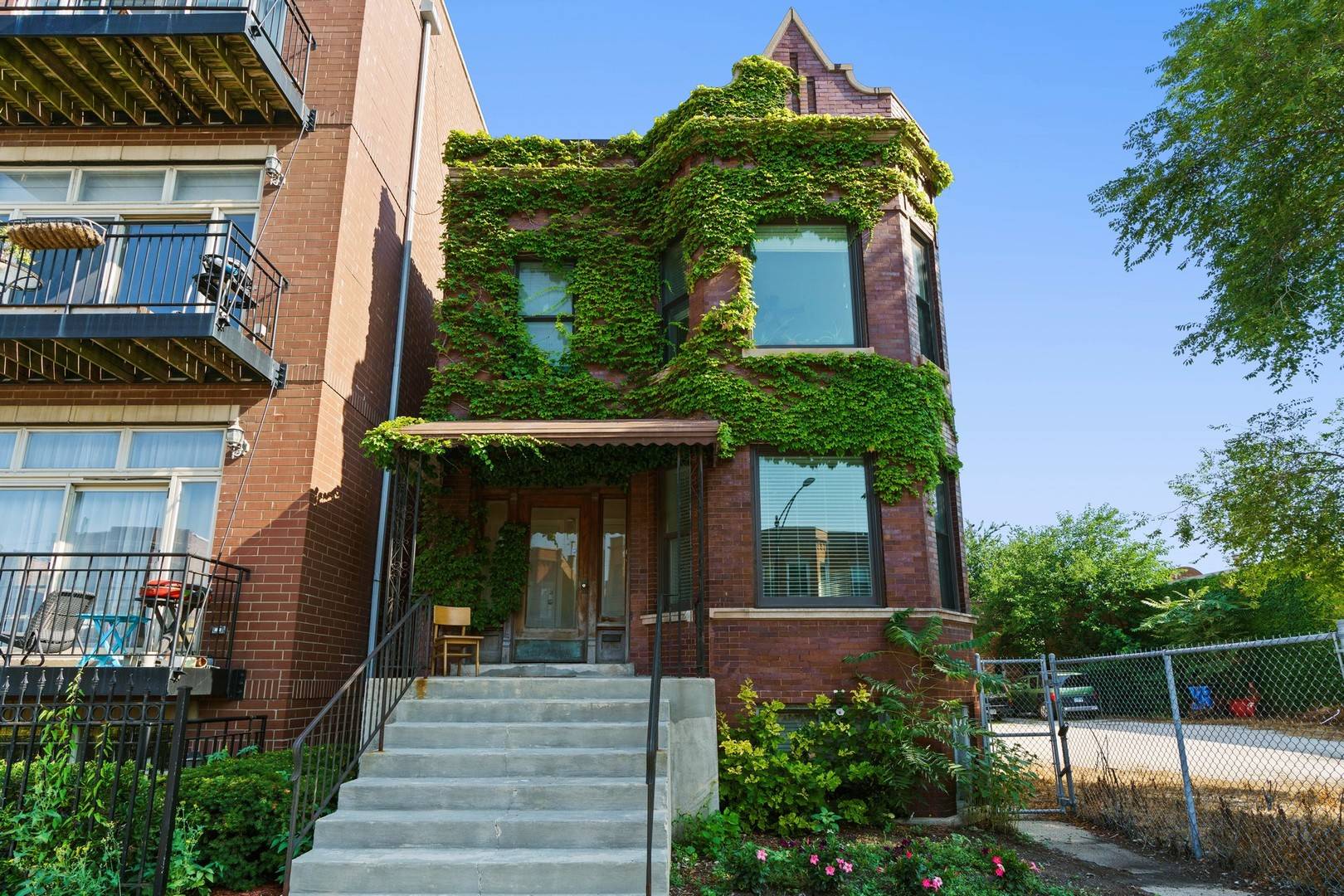 Chicago, IL 60618,2732 W Belmont AVE