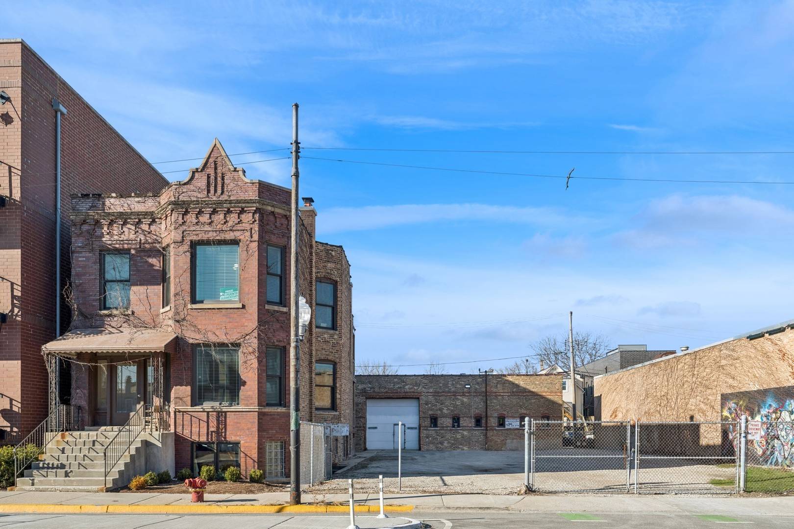 Chicago, IL 60618,2732 W Belmont AVE