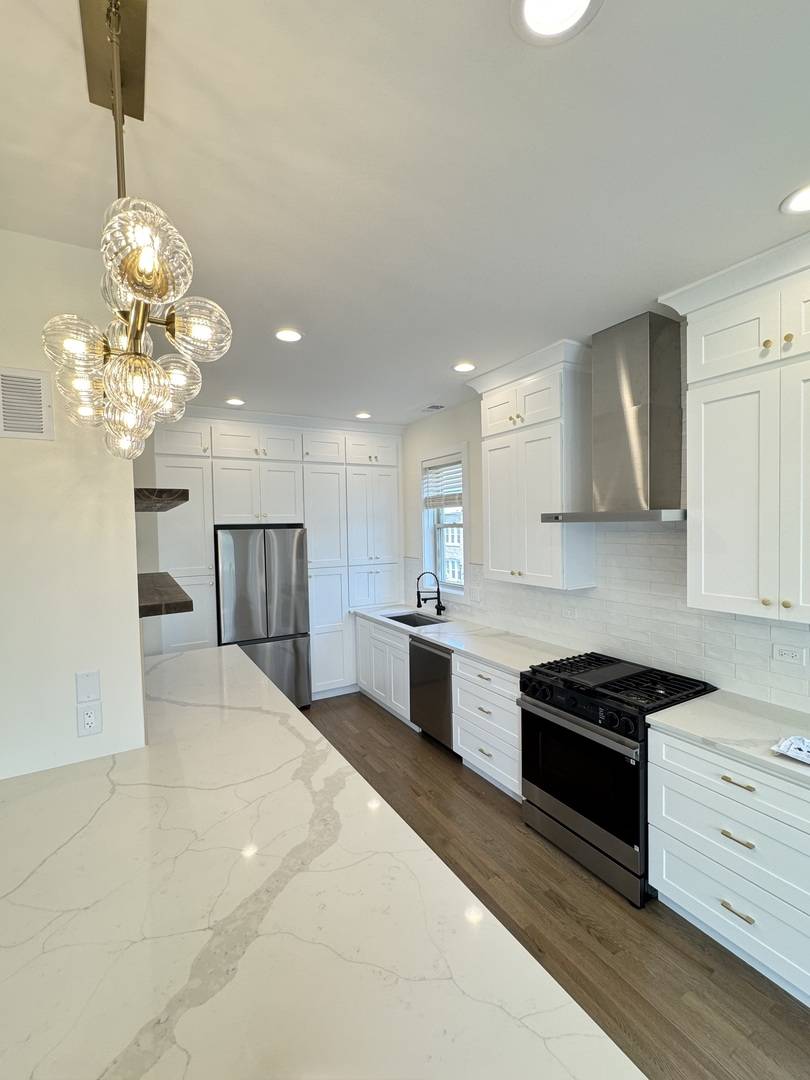 Chicago, IL 60618,4030 N California AVE #3