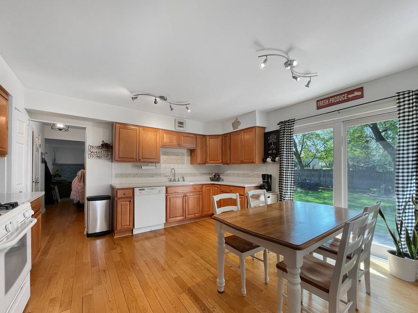 Libertyville, IL 60048,323 W Golf RD
