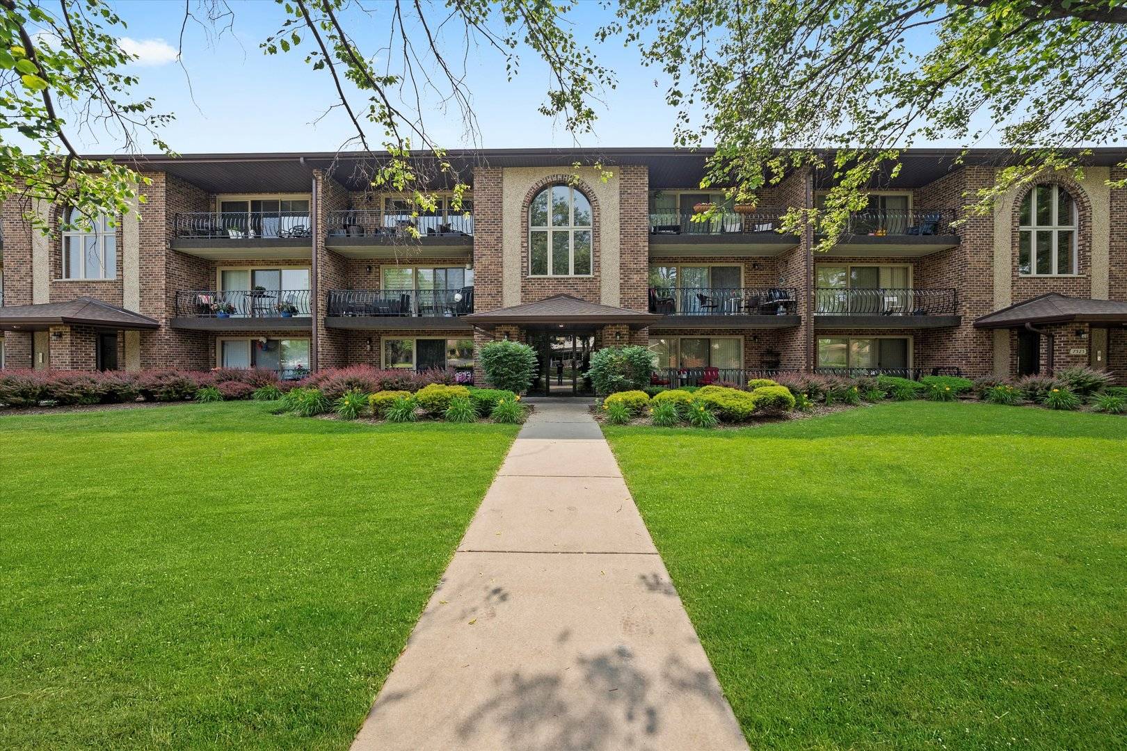 Willowbrook, IL 60527,7515 Sheridan DR #1D