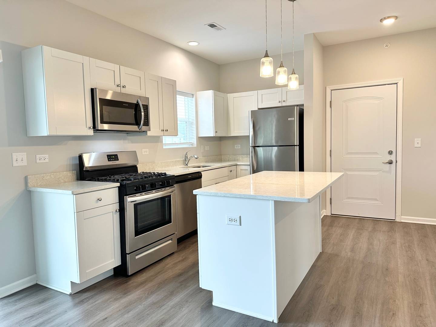 East Dundee, IL 60118,853 E Main ST #3E