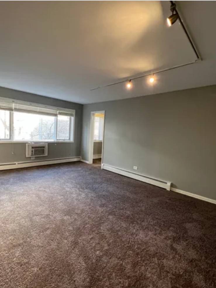 Chicago, IL 60657,426 W Barry AVE #211