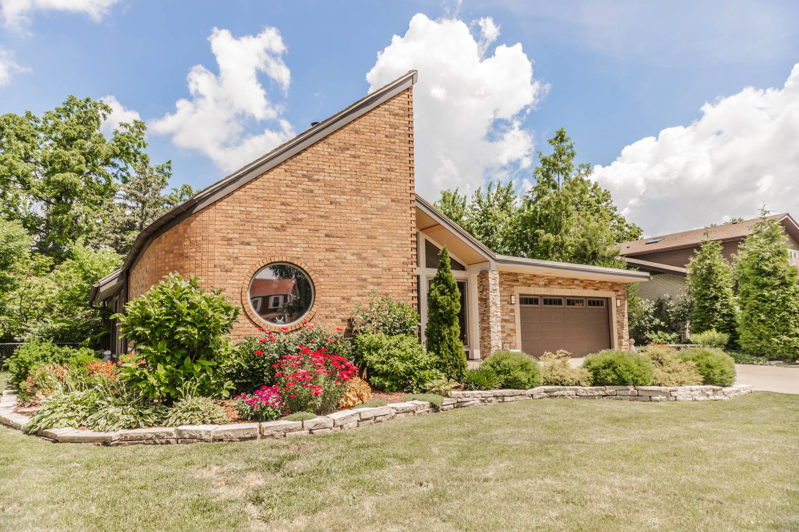 Downers Grove, IL 60516,908 Claremont DR