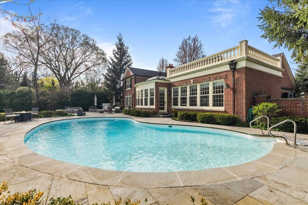 Winnetka, IL 60093,1300 Hackberry LN