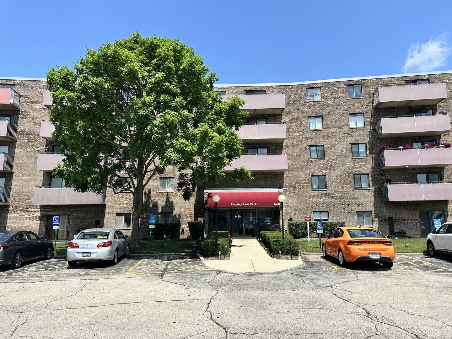 Schaumburg, IL 60193,1460 Fairlane DR #225
