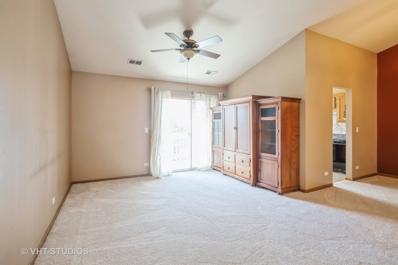 Schaumburg, IL 60193,2482 Charleston DR #4