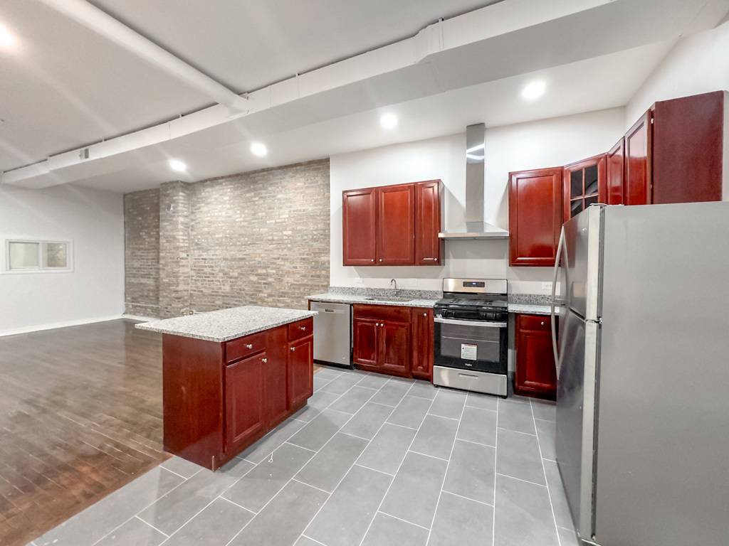 Chicago, IL 60657,3345 N Clark ST #2