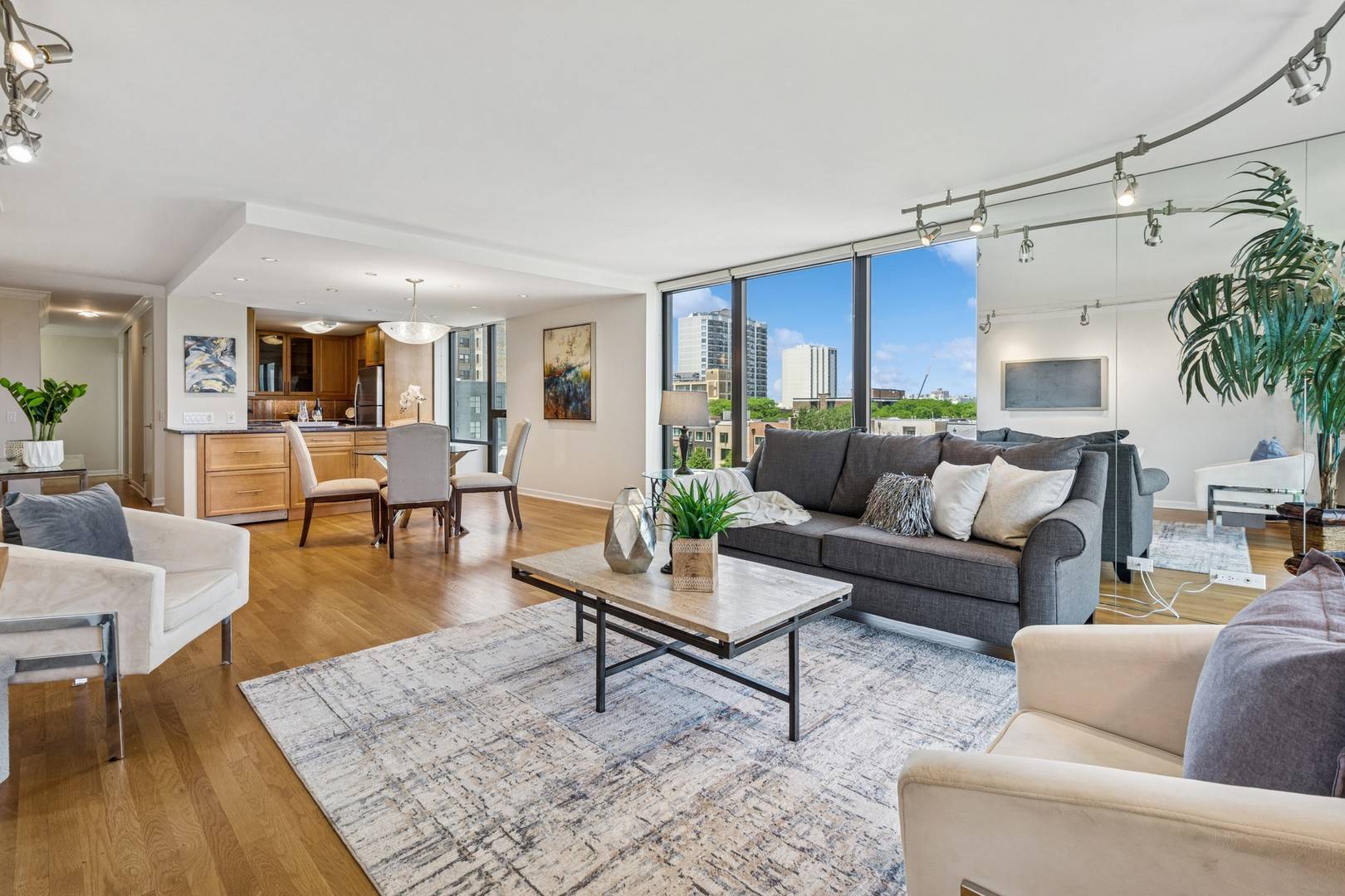 Chicago, IL 60614,2500 N Lakeview AVE #605