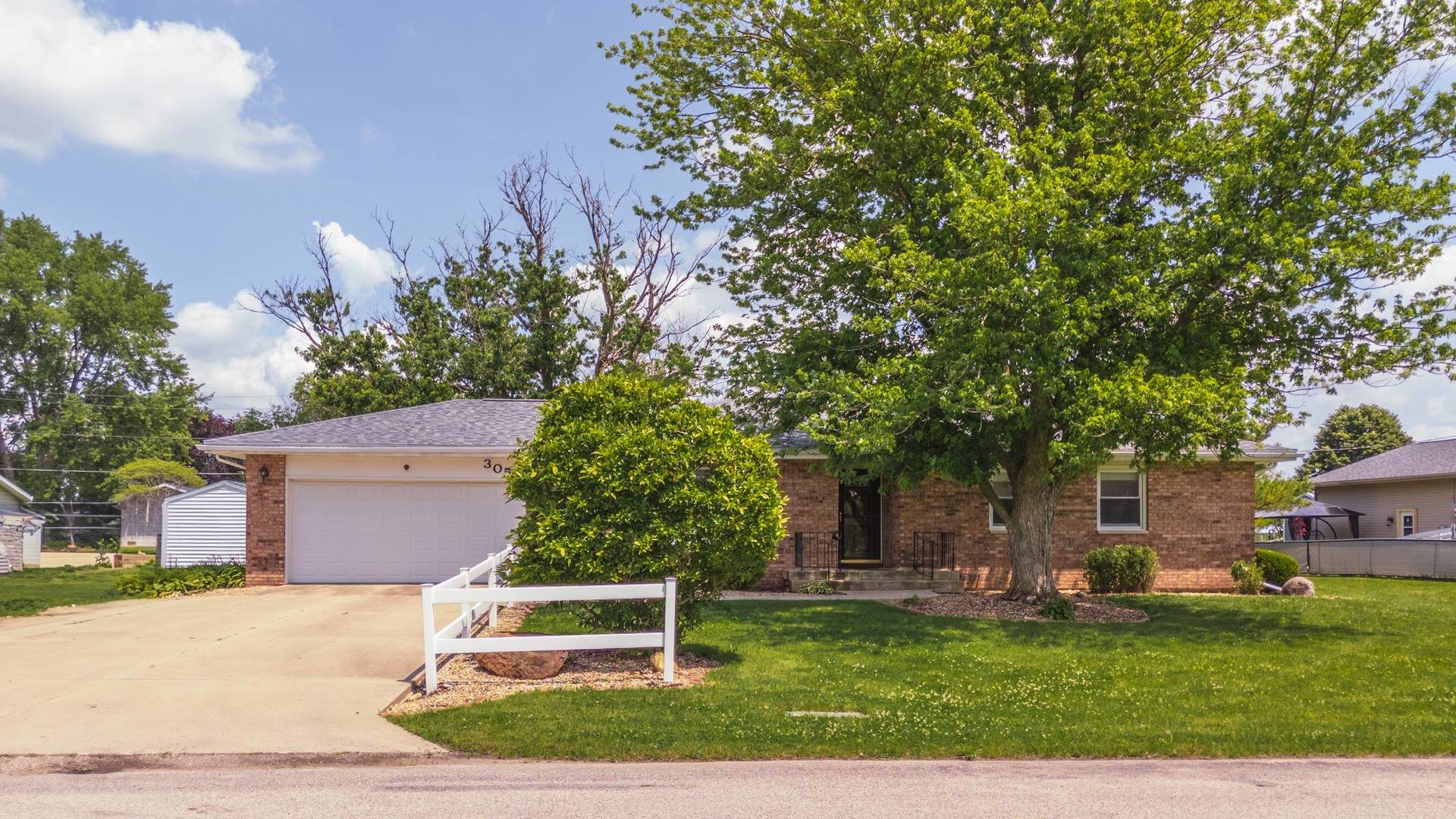 Chenoa, IL 61726,305 S Eighth AVE