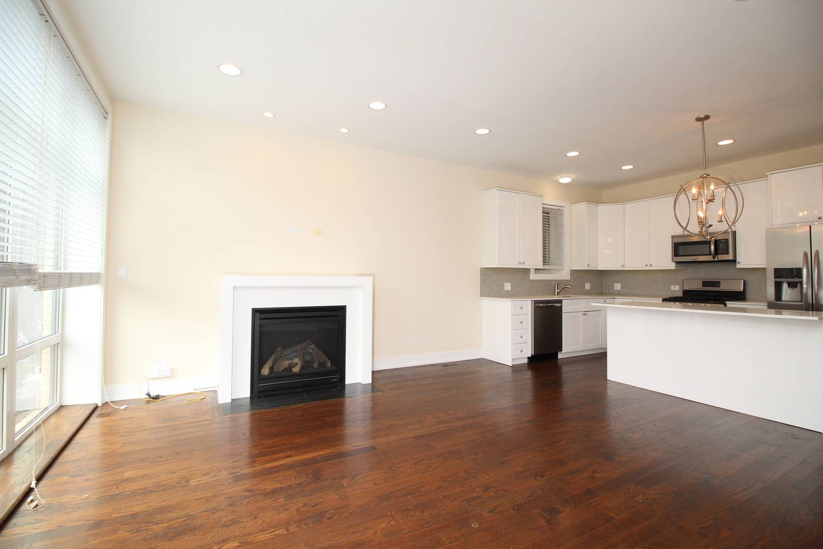 Chicago, IL 60618,3643 W MONTROSE AVE #3W