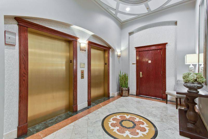 Chicago, IL 60610,230 W DIVISION ST #902