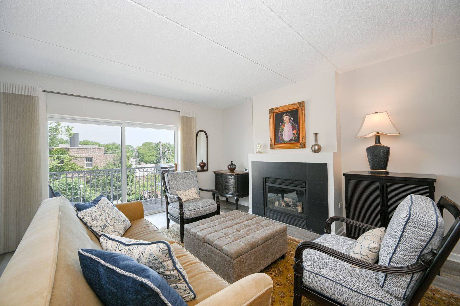 Glen Ellyn, IL 60137,570 Crescent BLVD #307