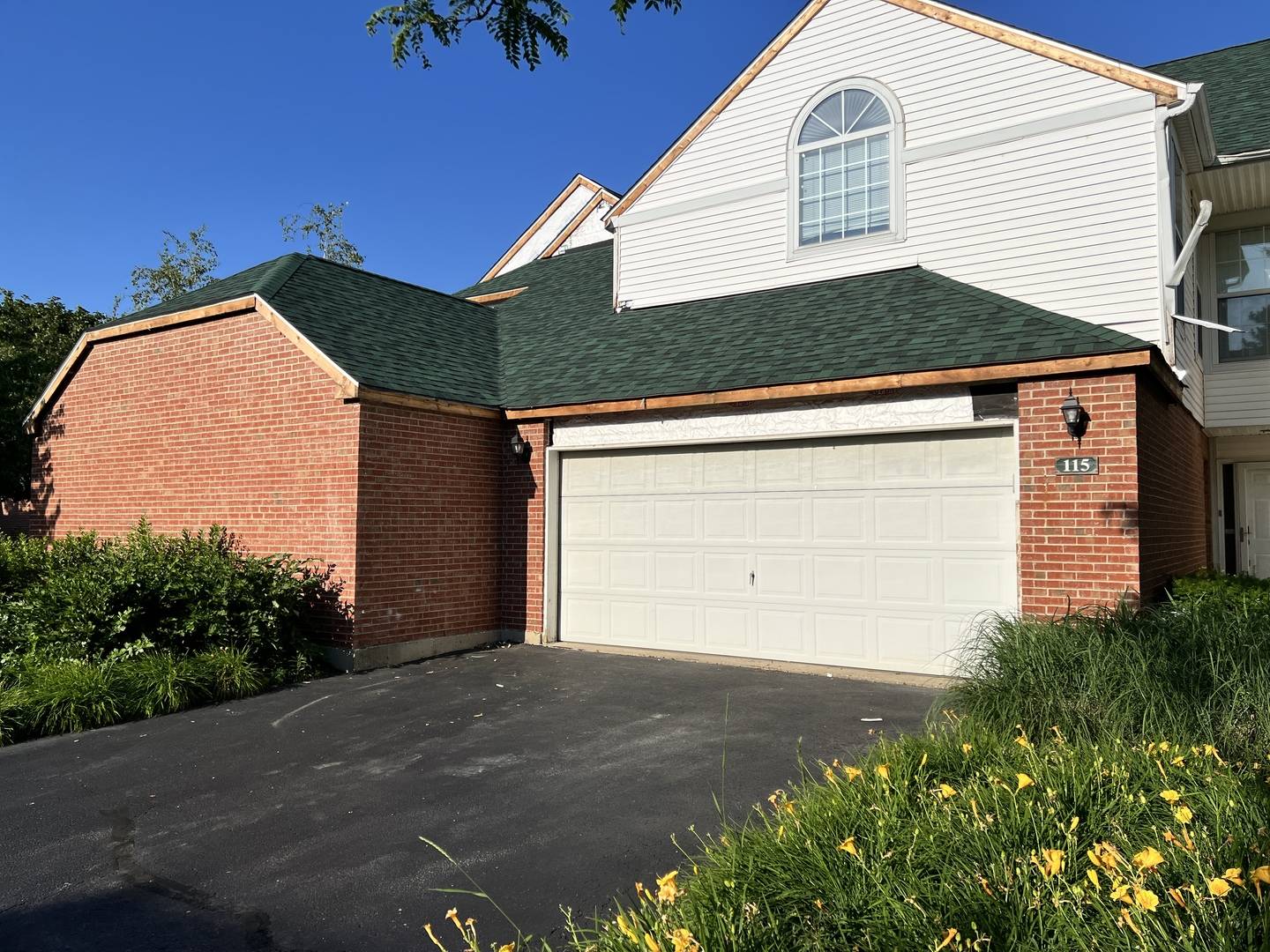Lake Bluff, IL 60044,115 Meadowbrook LN #115