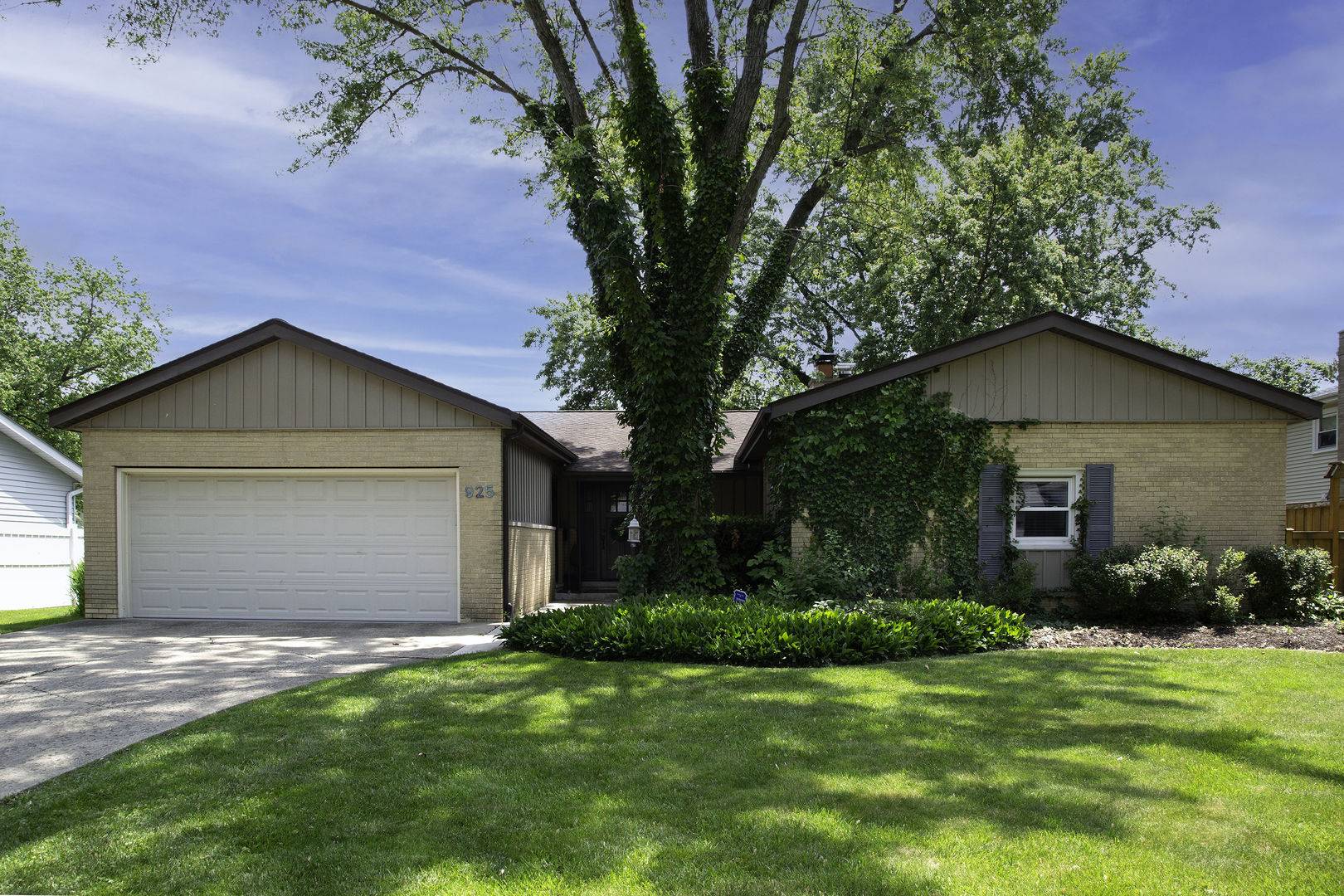 Darien, IL 60561,925 Hickory LN