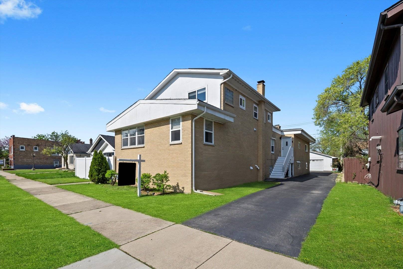 Lyons, IL 60534,4322 Amelia AVE