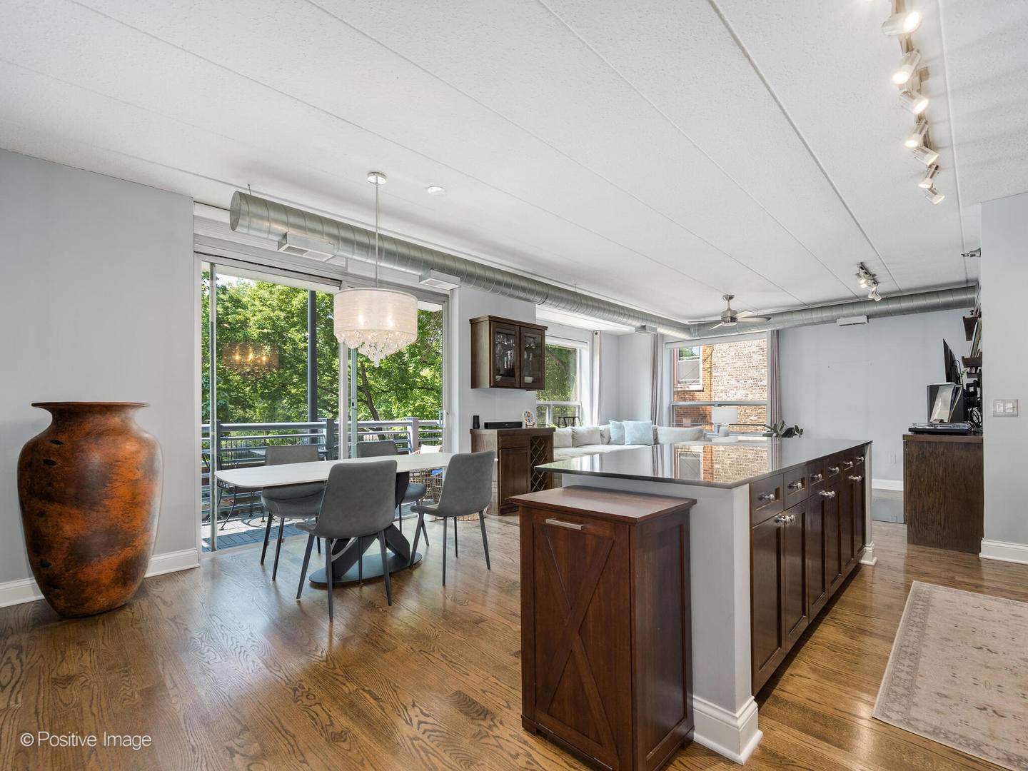 Chicago, IL 60613,1100 W Montrose AVE #207