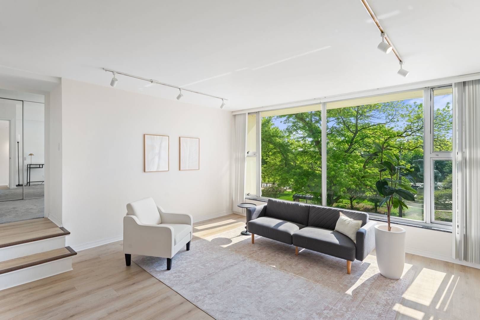 Chicago, IL 60657,3200 N Lake Shore DR #302