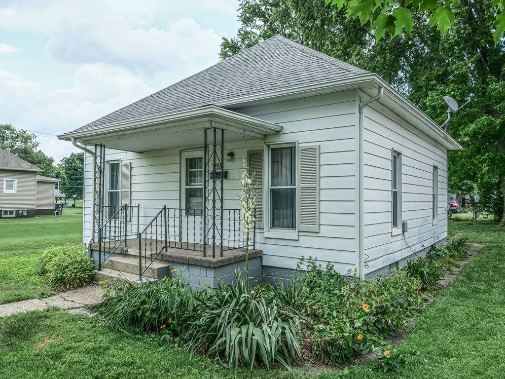 Villa Grove, IL 61956,207 N Pine ST