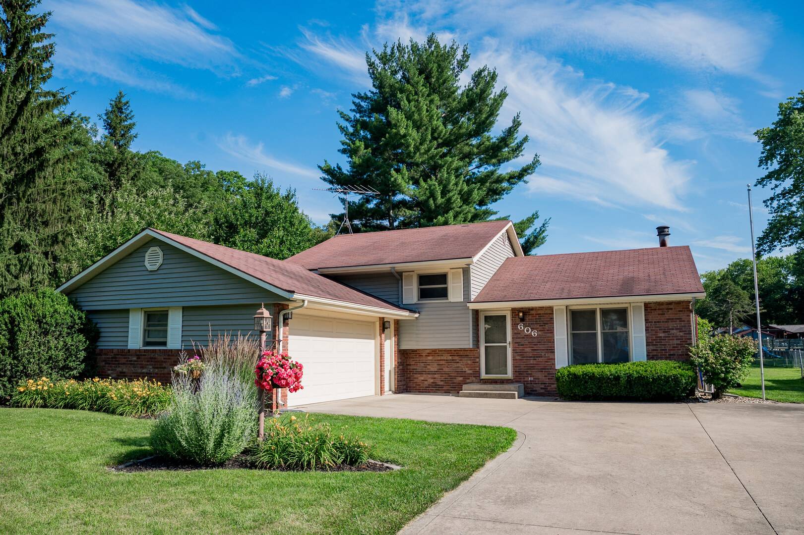 Mahomet, IL 61853,606 W Dunbar ST