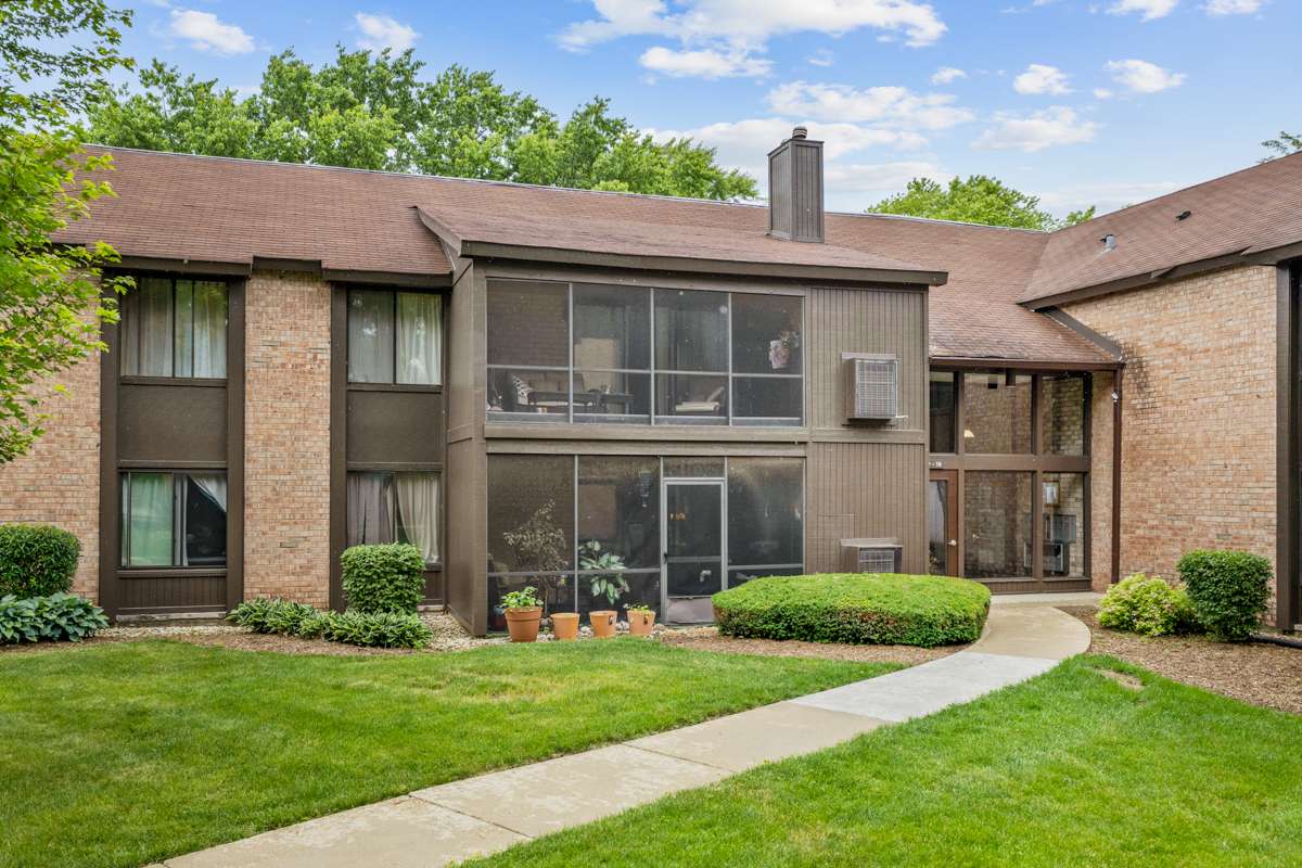 Crystal Lake, IL 60014,740 Saint Andrews LN #13