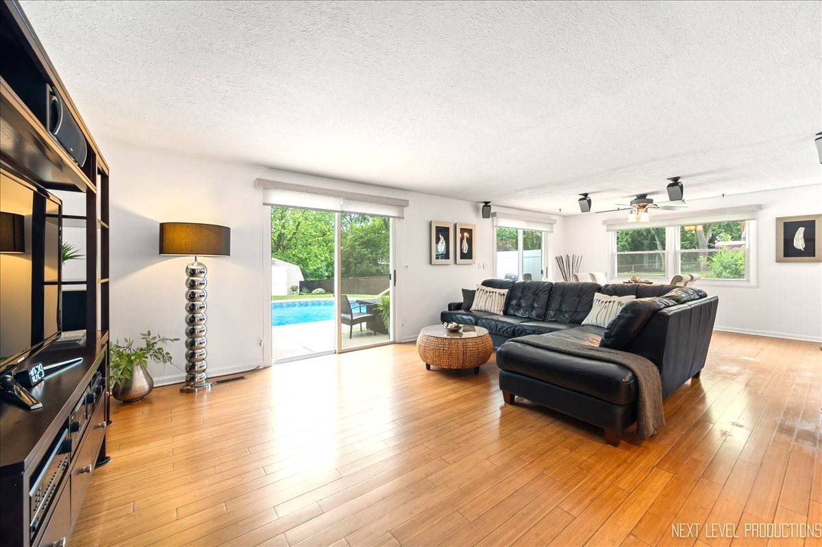 Schaumburg, IL 60193,636 Cambridge DR