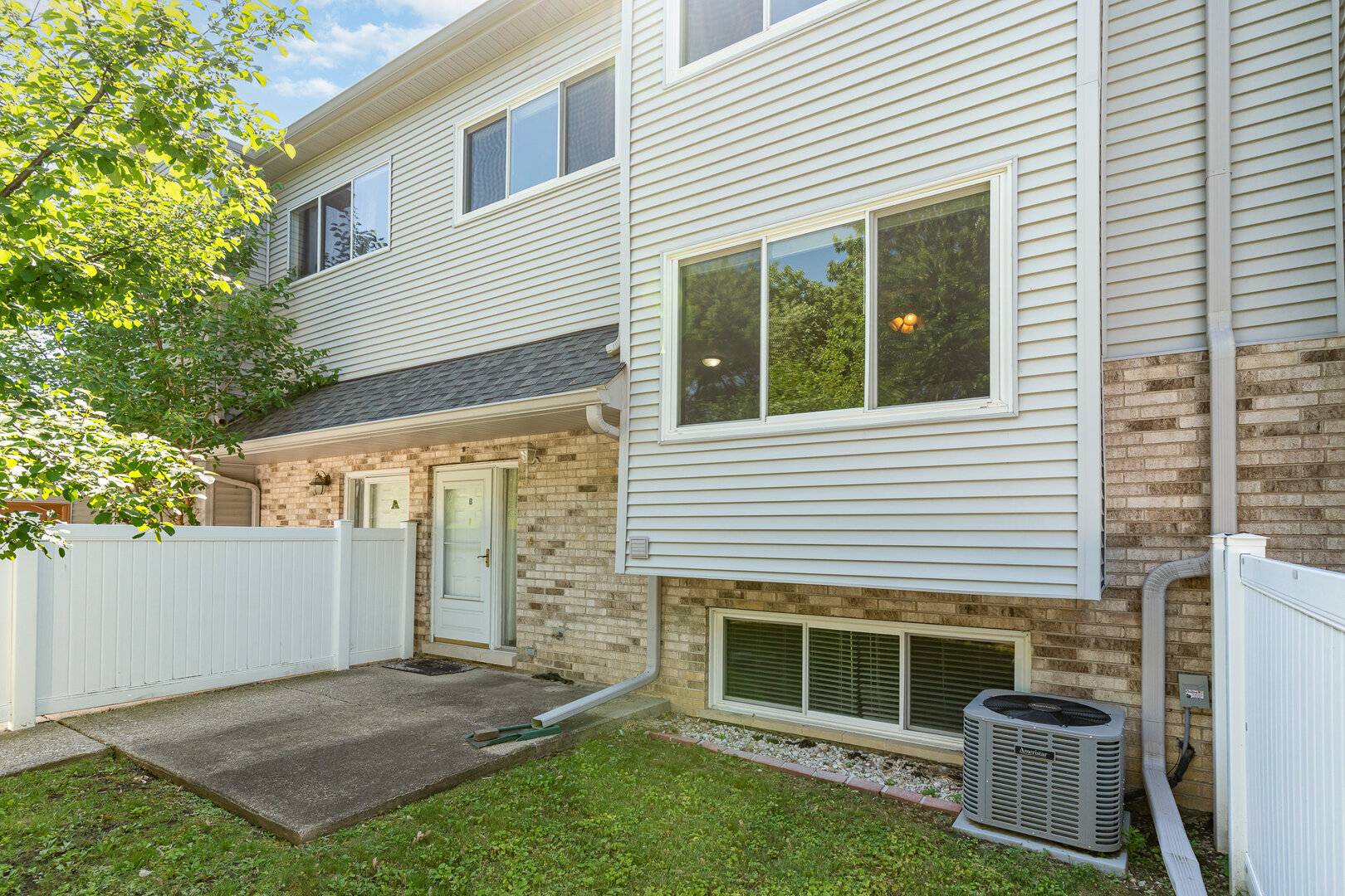 Aurora, IL 60504,392 Park Ridge LN #B