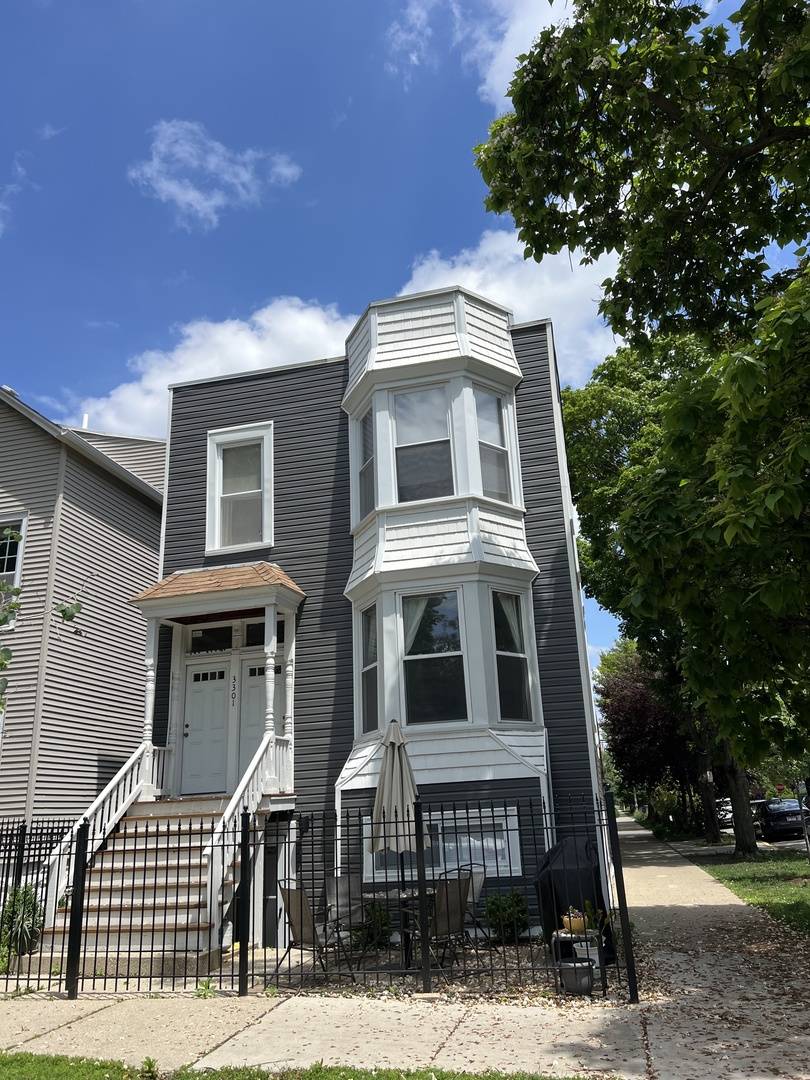 Chicago, IL 60618,3301 N OAKLEY AVE #2