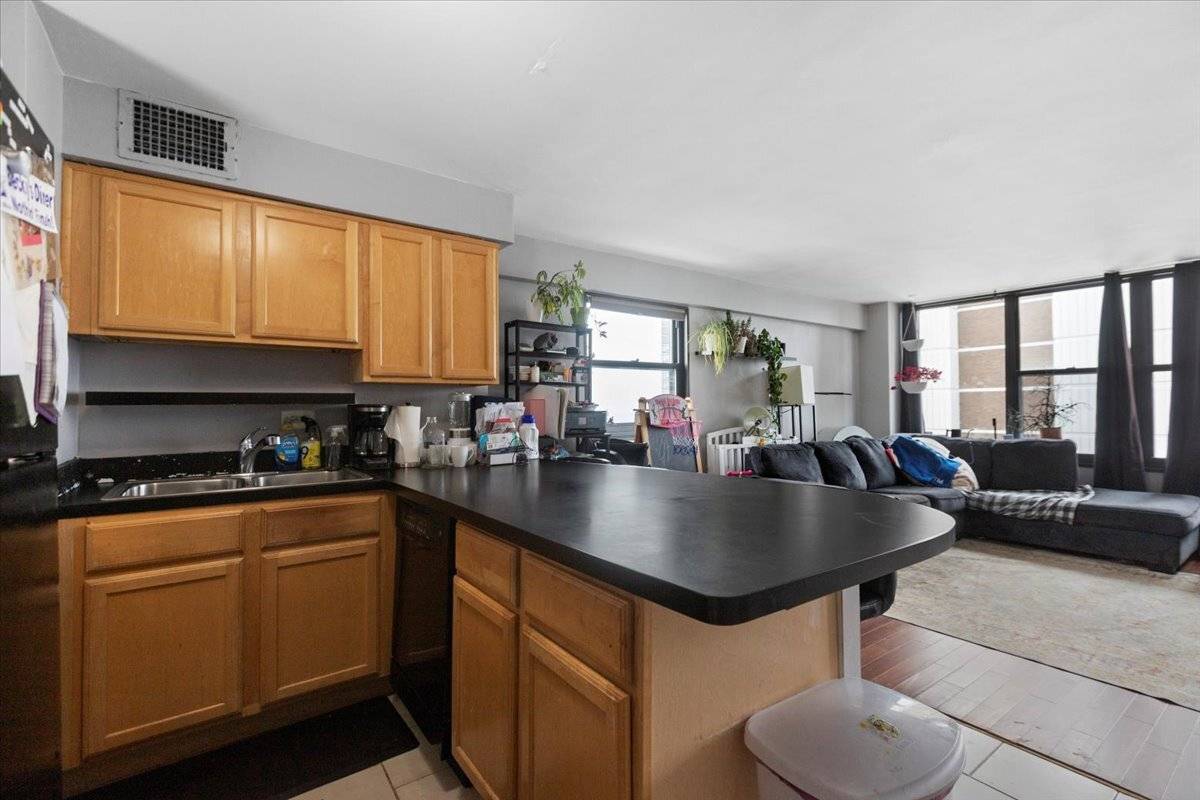 Chicago, IL 60660,6030 N Sheridan RD #2112