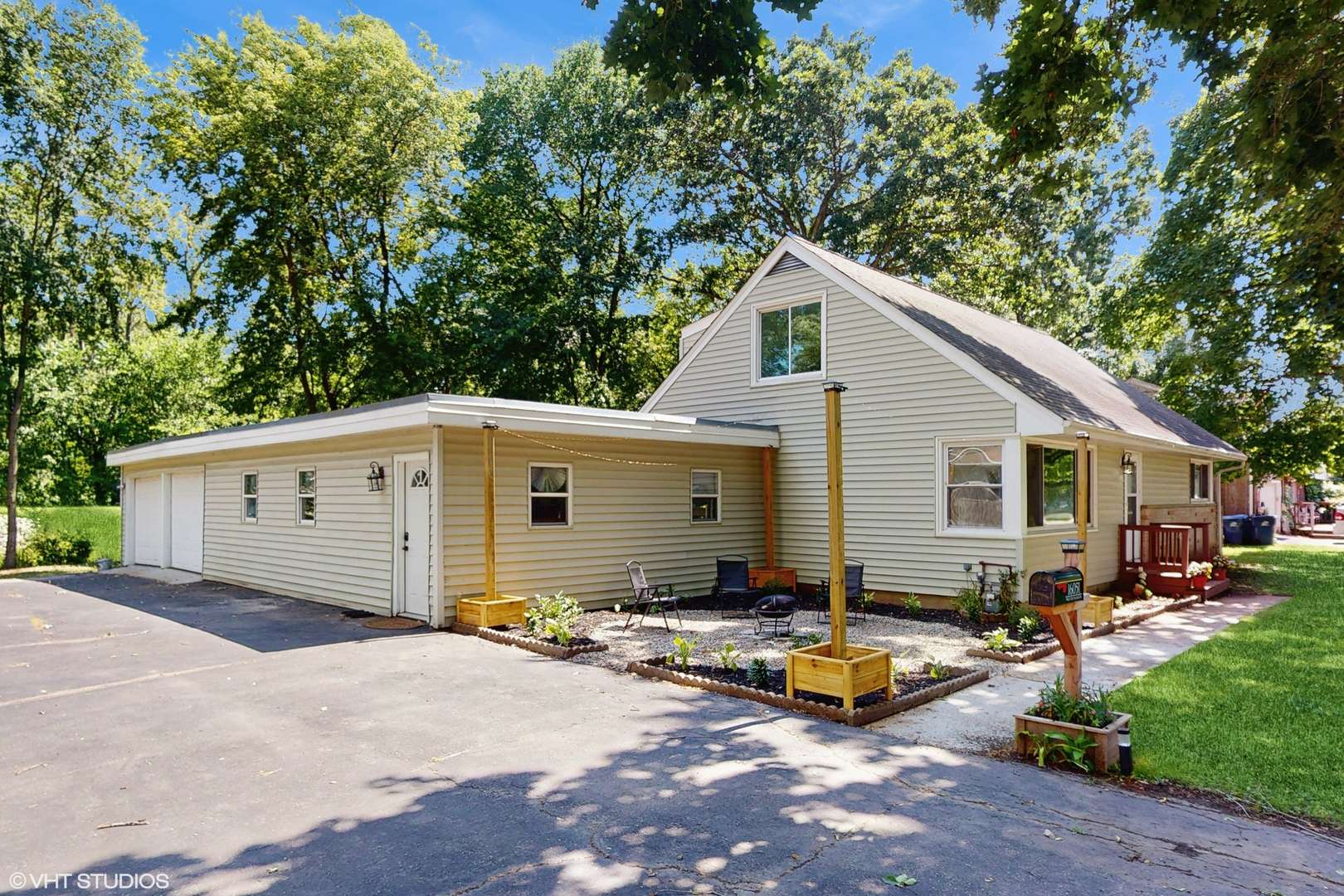 Libertyville, IL 60048,16051 W Des Plaines DR