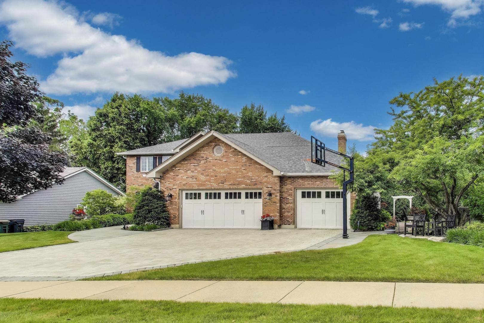 Libertyville, IL 60048,1205 Kristin DR
