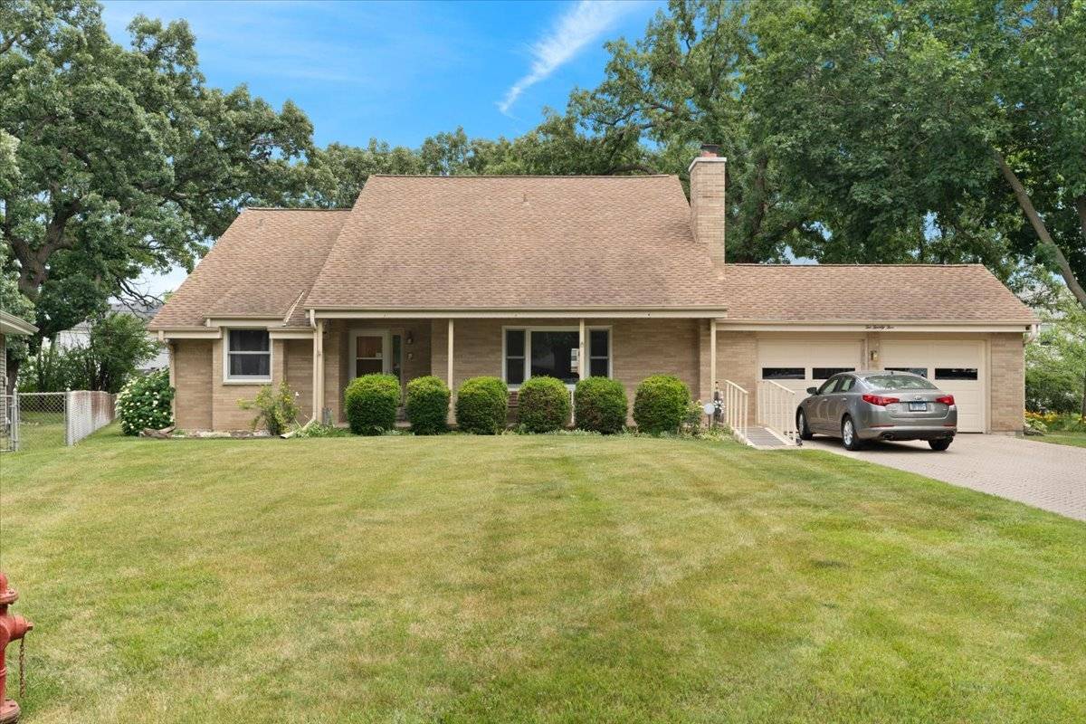 Lindenhurst, IL 60046,225 Ironwood DR