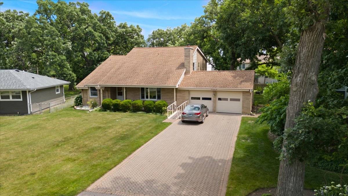 Lindenhurst, IL 60046,225 Ironwood DR