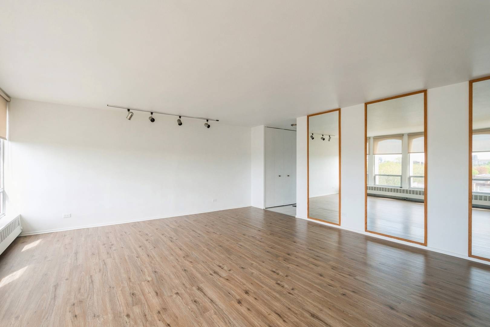 Chicago, IL 60637,1450 E 55th PL #630S