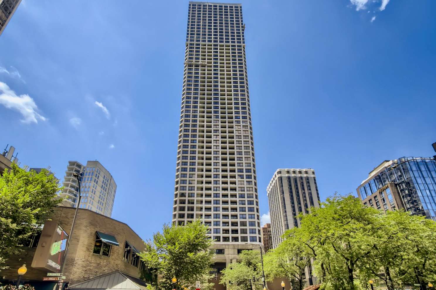 Chicago, IL 60610,1030 N State ST #16K