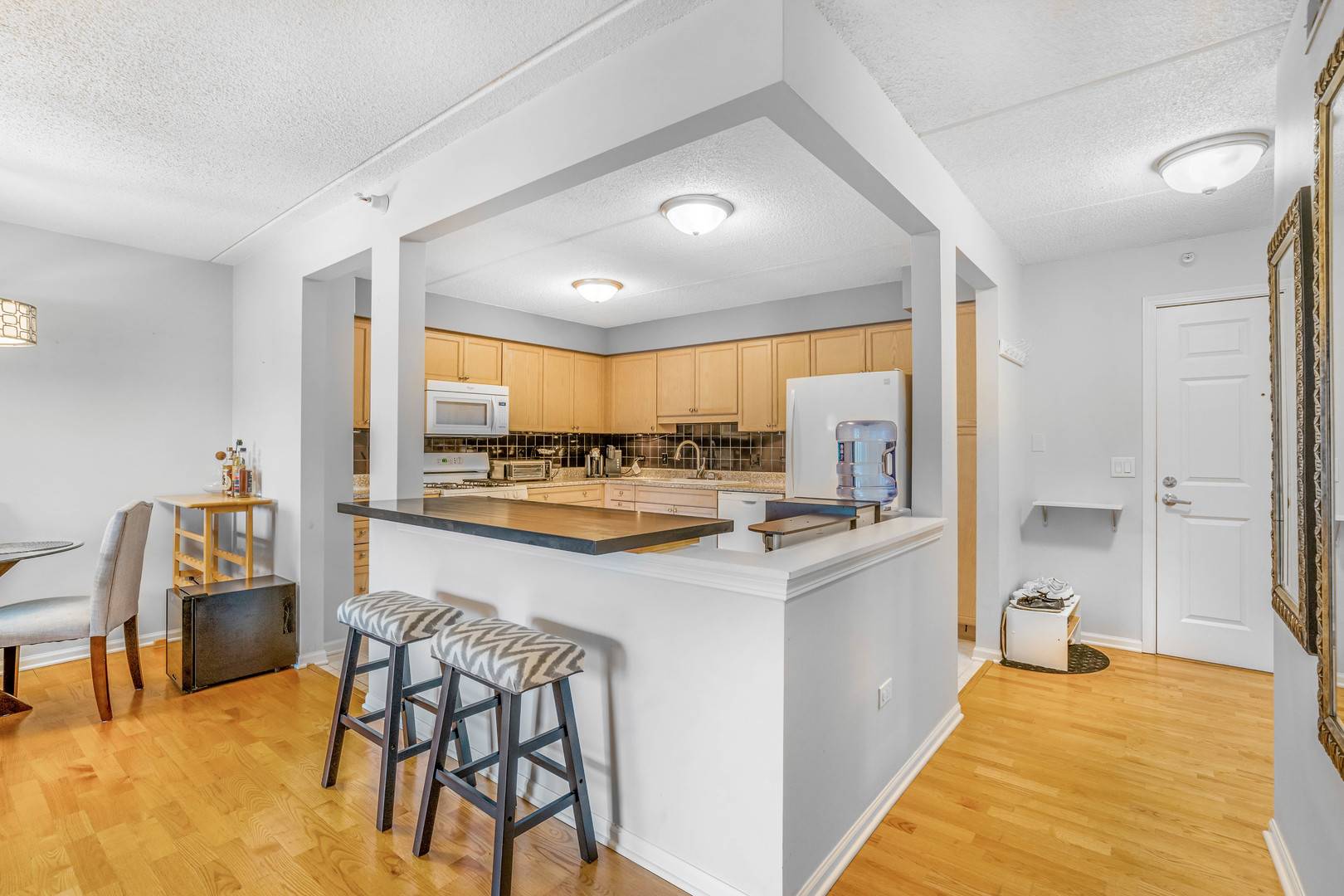 Niles, IL 60714,6807 N MILWAUKEE AVE #411