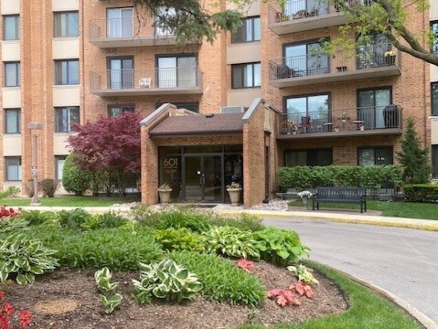Willowbrook, IL 60527,601 Lake Hinsdale DR #104