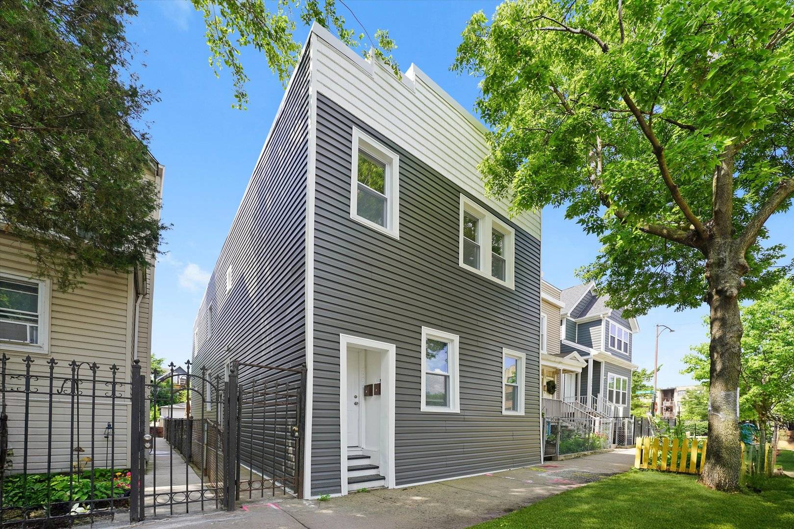 Chicago, IL 60647,3575 W DICKENS AVE
