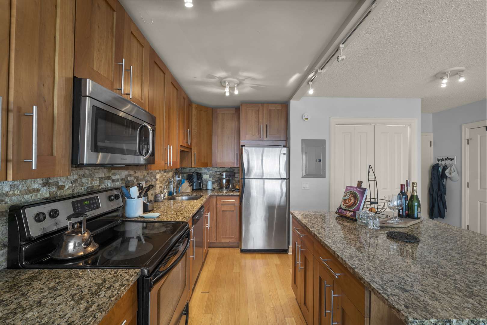 Chicago, IL 60657,2930 N SHERIDAN RD #908
