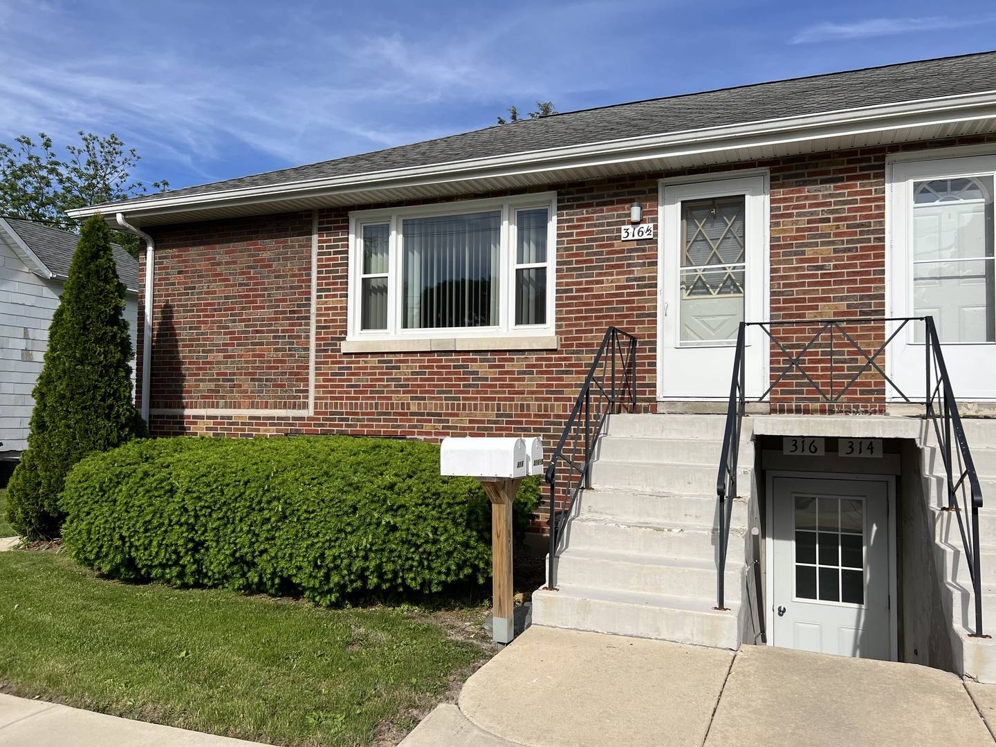Sycamore, IL 60178,316 & 1/2 N Locust ST #316