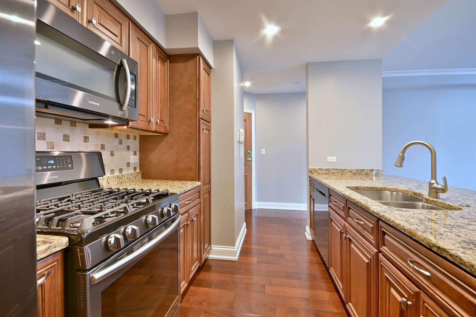 Harwood Heights, IL 60706,7420 W Lawrence AVE #402