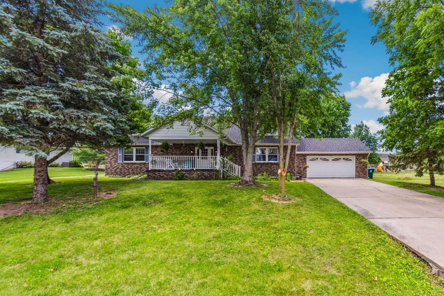 Dixon, IL 61021,839 Riverside DR