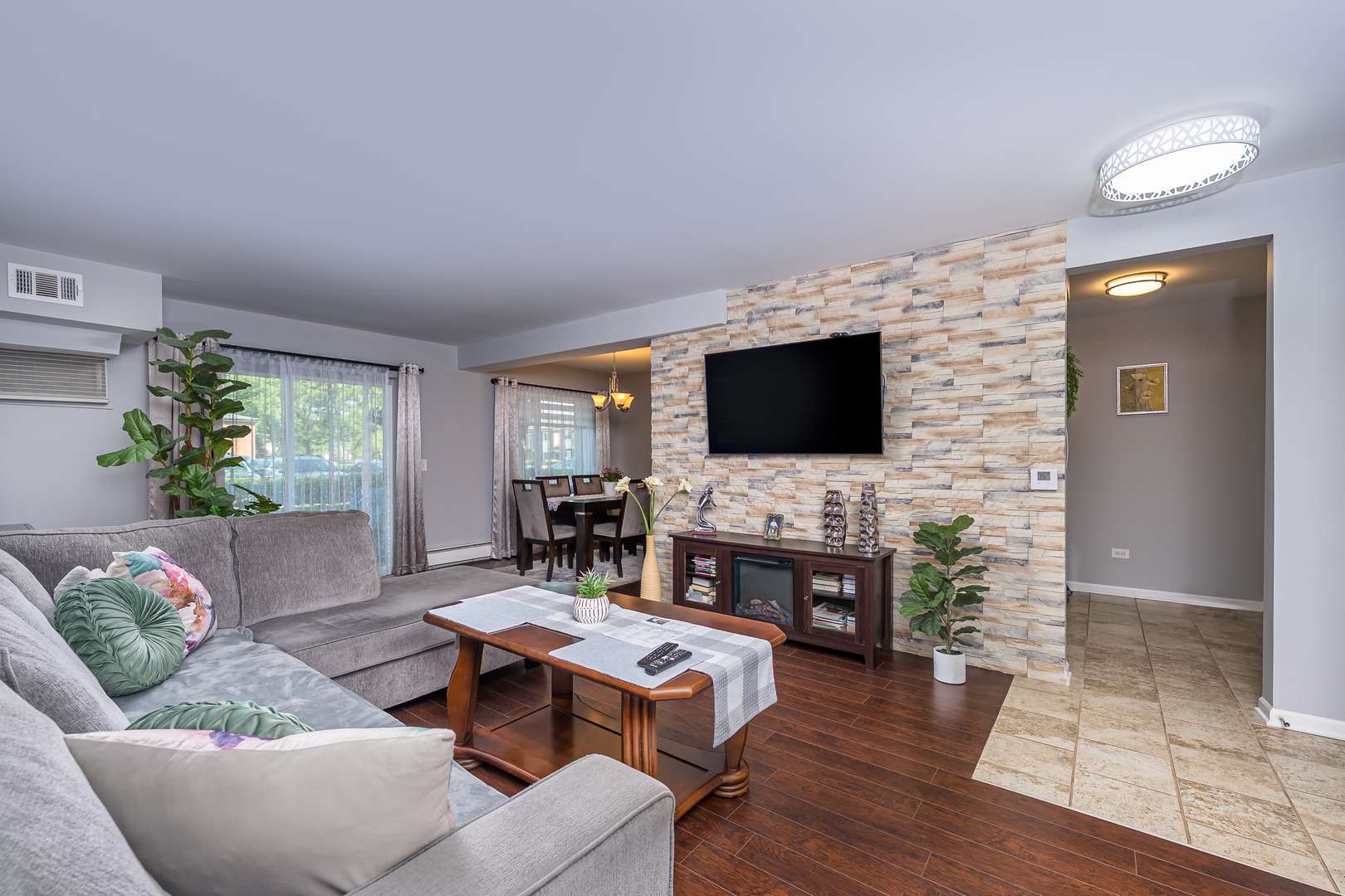 Arlington Heights, IL 60004,1215 N Waterman AVE #1I
