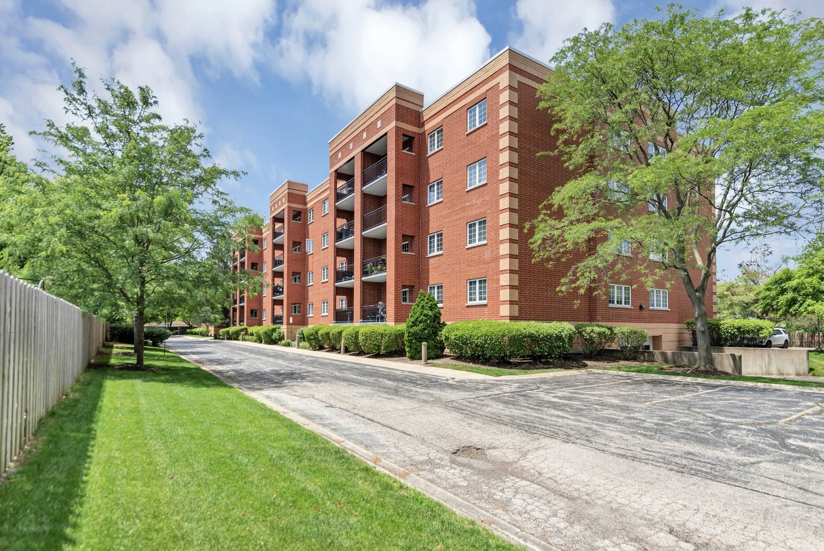 Palatine, IL 60067,59 S Hale ST #402